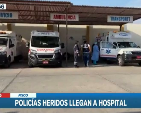 Injured police officers are transferred to the Pisco hospital after clashes with protesters