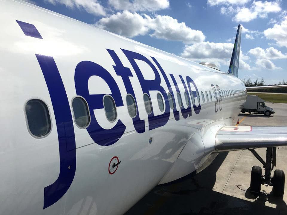 Avión de JetBlue con destino a NY aterrizó en el AILA tras calentamiento en el motor