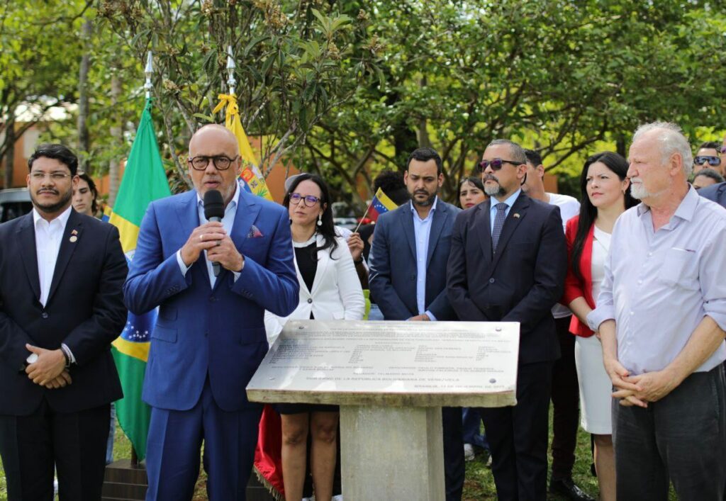 Jorge Rodríguez received embassy of Venezuela in Brazil