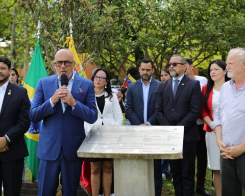 Jorge Rodríguez received embassy of Venezuela in Brazil