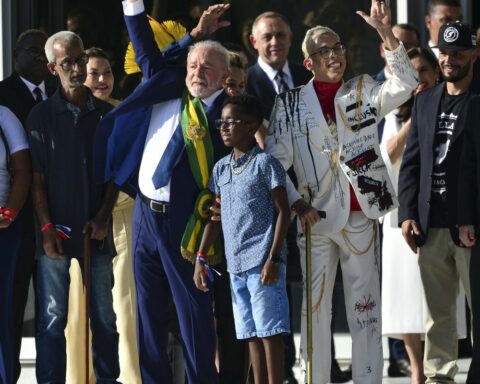 Know who are the people who delivered the presidential sash to Lula