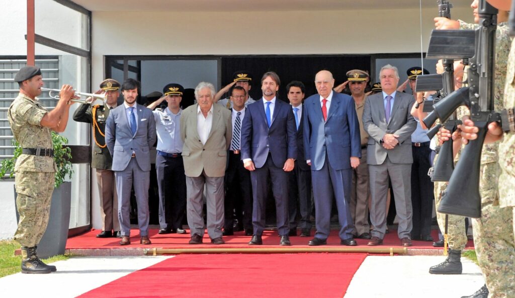 Lacalle Pou attended Lula's inauguration accompanied by former presidents Mujica and Sanguinetti