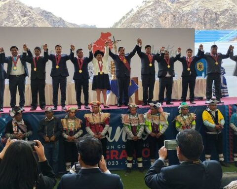 Leoncio Huayllani is sworn in as regional governor of Huancavelica