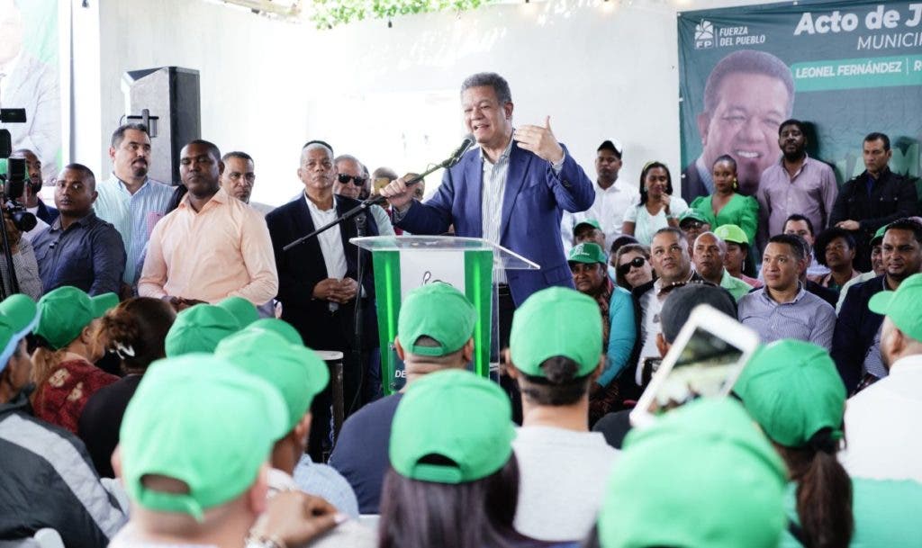 Leonel Fernández swears in PRM leaders in the People's Force in Maimón