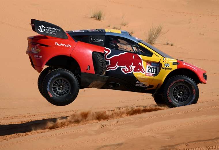 Loeb wins the eighth stage of the Dakar after a duel with Carlos Sainz