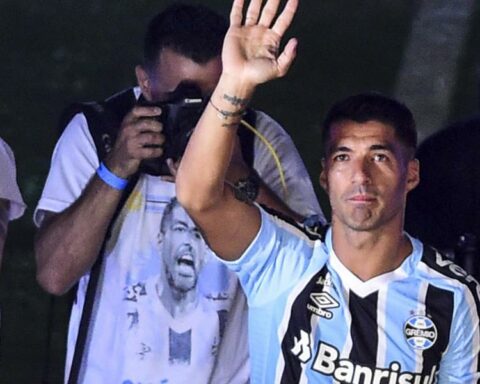 Luis Suárez, acclaimed in Porto Alegre: "I promise titles"