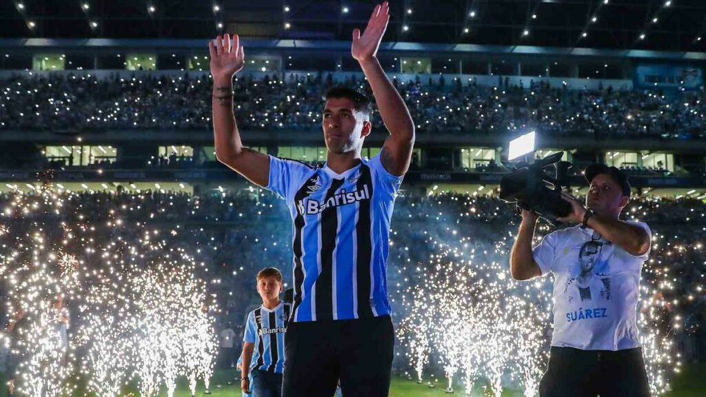 Luis Suárez gathers 30,000 Gremio fans in his presentation