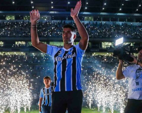 Luis Suárez gathers 30,000 Gremio fans in his presentation