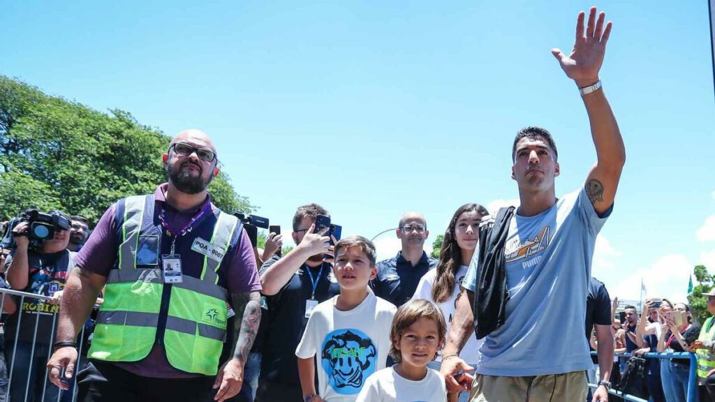 Luis Suárez unleashes the madness in Porto Alegre