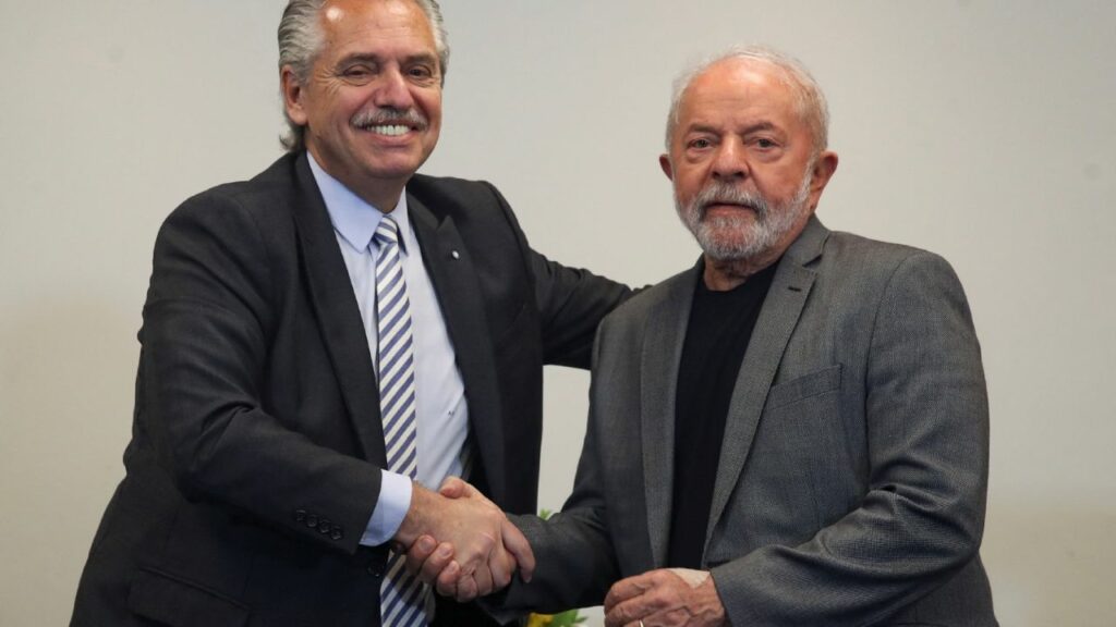 Lula da Silva's first international trip to improve relations with Alberto Fernández