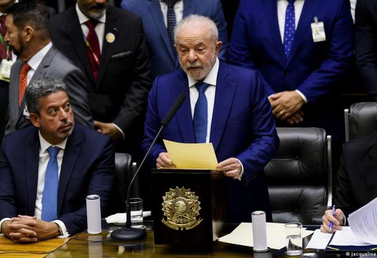 Lula promises "rebuild" Brazil after being sworn in as president for the third time