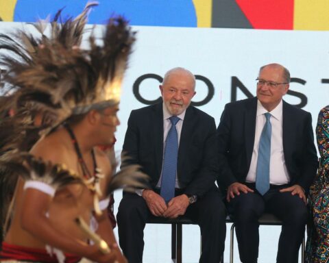 Lula sanctions law that equates the crime of racial injury to racism