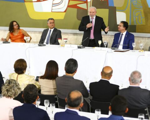 Lula tells deans that education will come out of obscurantism