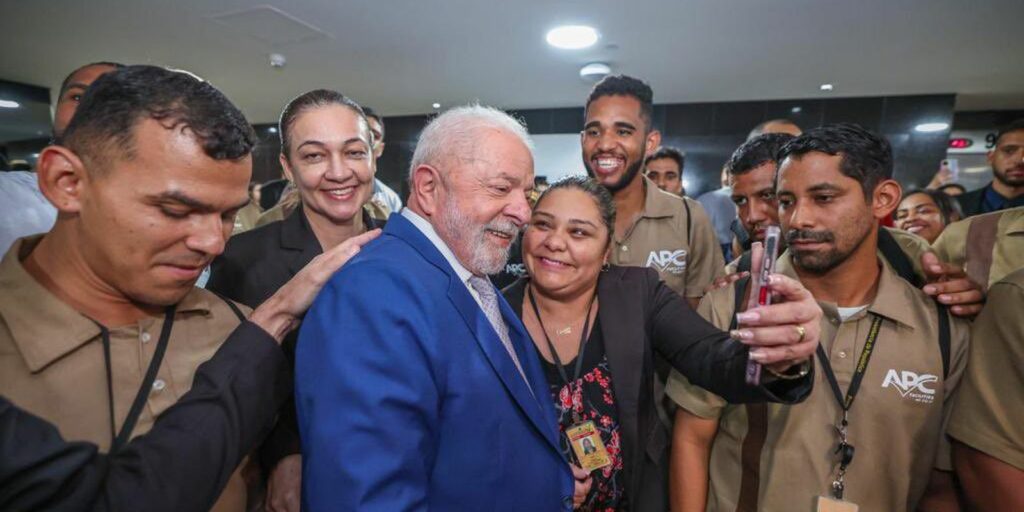 Lula thanks employees for cleaning up the Plateau