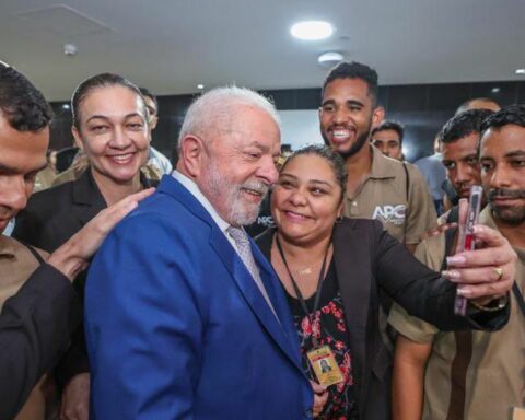 Lula thanks employees for cleaning up the Plateau