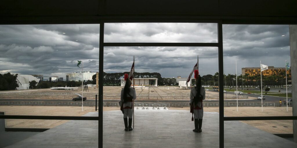 Lula's security team sweeps the Planalto Palace