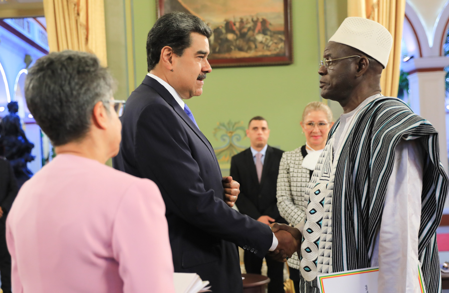 Maduro received credentials from ambassadors of Africa and Asia