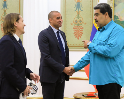 Maduro received former soccer players Michel Salgado and David Trezeguet in Miraflores