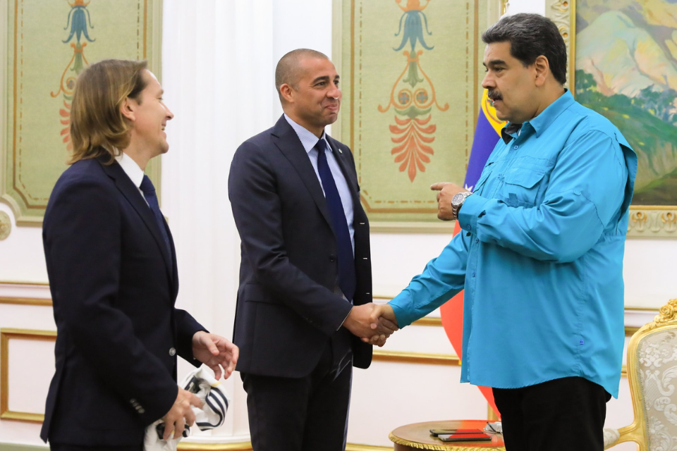 Maduro received former soccer players Michel Salgado and David Trezeguet in Miraflores