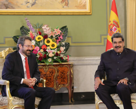 Maduro receives credentials from the Spanish ambassador