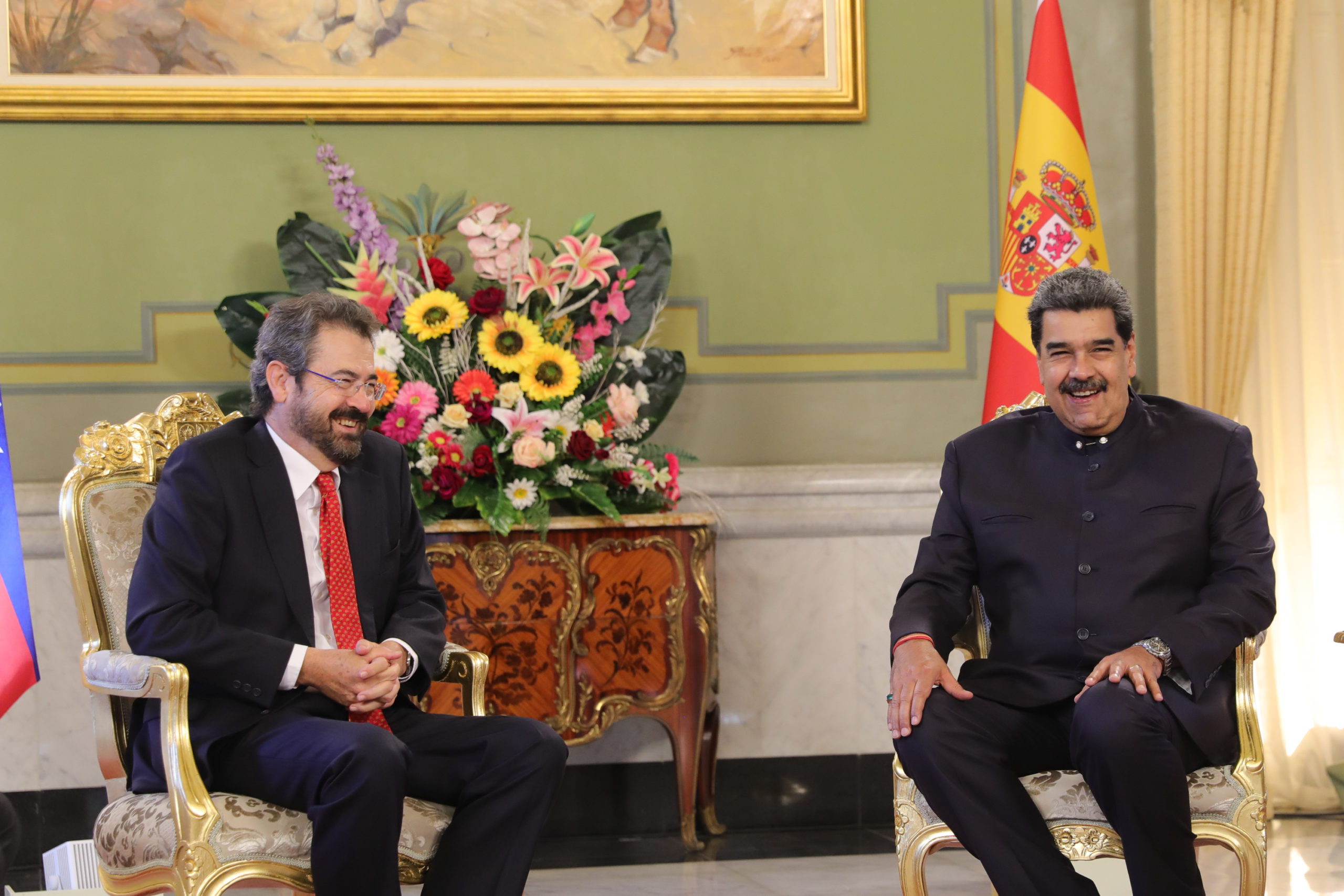 Maduro receives credentials from the Spanish ambassador