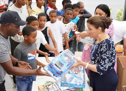 Reaparece Margarita Cedeño, esta vez entregando juguetes a niños por Día de Reyes