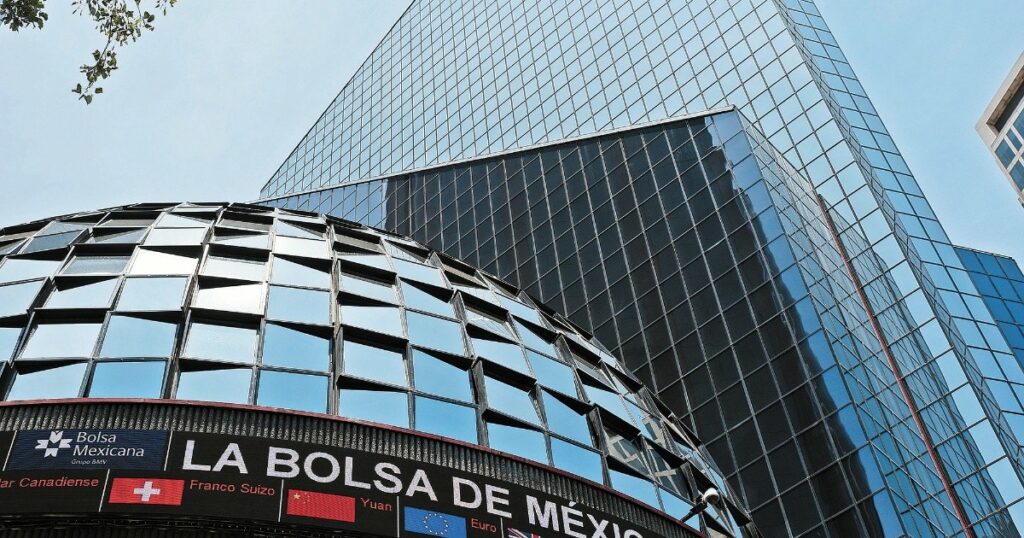 Mexican stock market interrupts its streak of advances, but closes a positive week