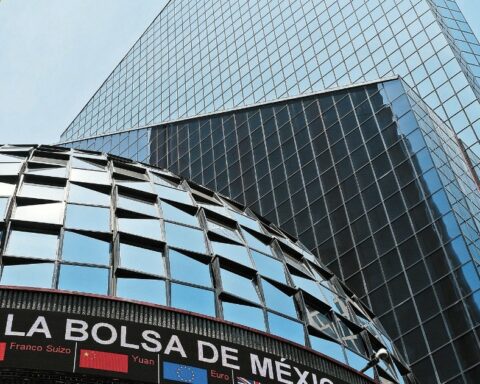 Mexican stock market interrupts its streak of advances, but closes a positive week