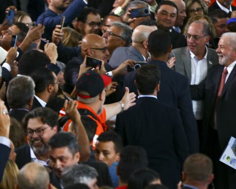 Minimum must rise according to economic growth, says Lula