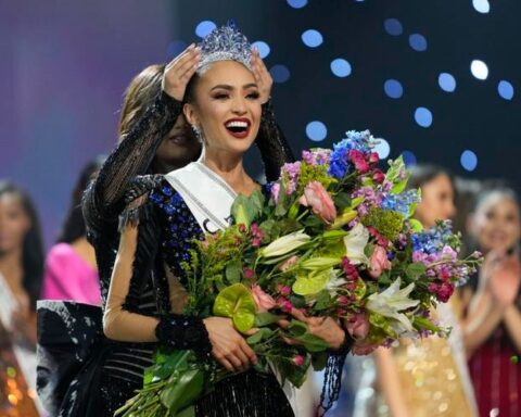 Miss United States is crowned universal beauty queen