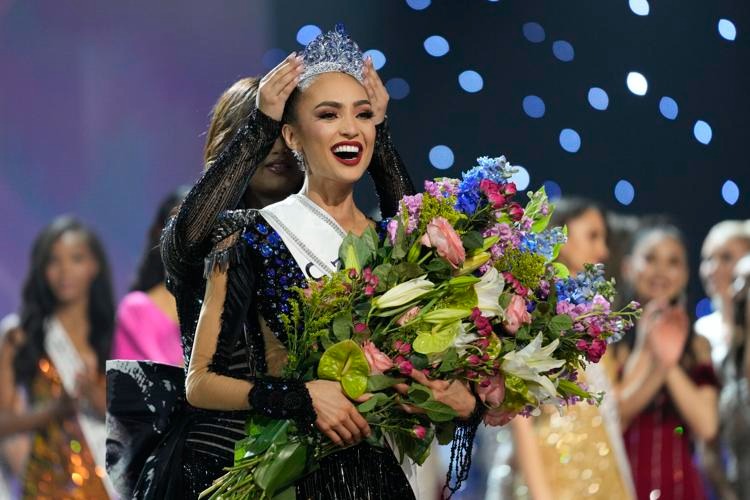 Miss United States is crowned universal beauty queen