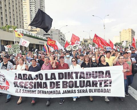 More governors and professional associations demand Dina Boluarte to resign