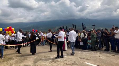 More than 1,300 vehicles crossed the bridge between Venezuela and Colombia after its reopening