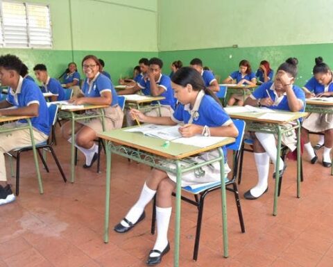 More than 220,000 students return to classes tomorrow in Santiago