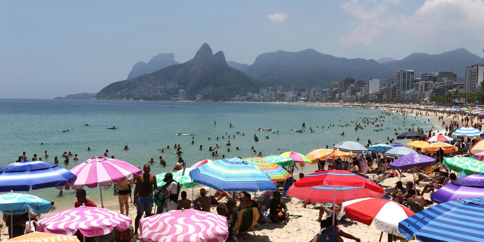 More than 610 tons of garbage are collected from the beaches of Rio