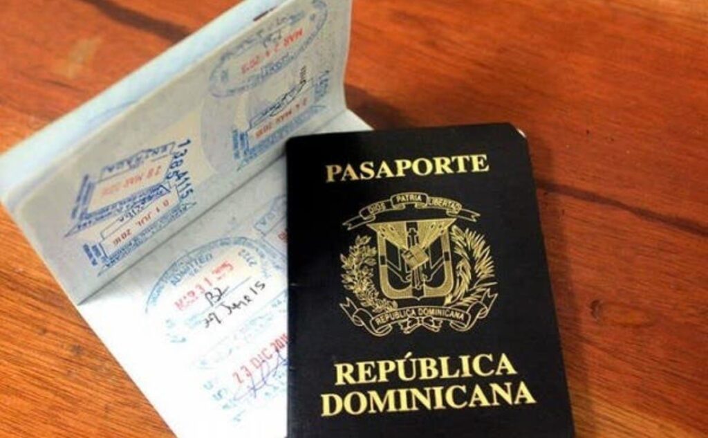 Más de medio millón dominicanos están impedidos de viajar