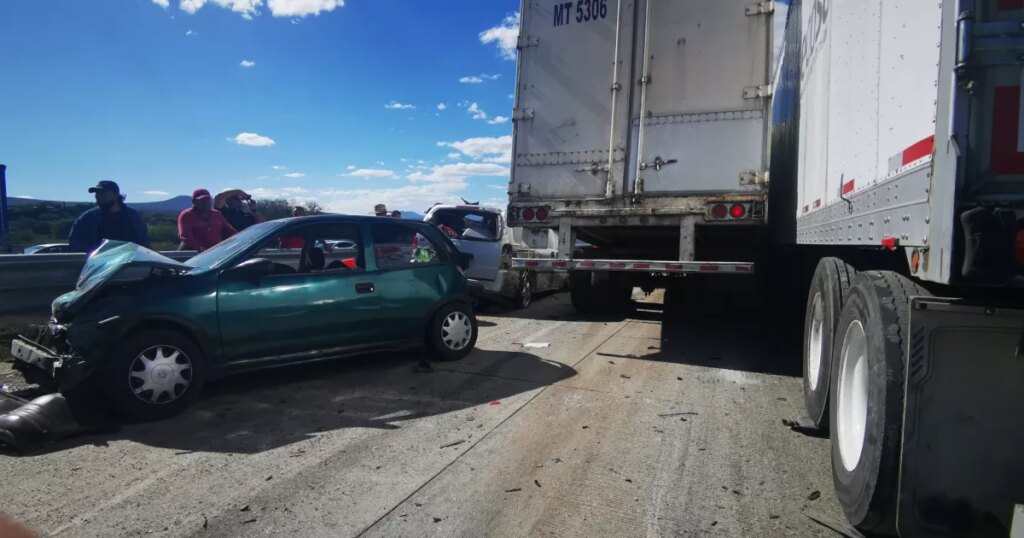 Multiple crash leaves one dead and 10 injured in the Mexico-Querétaro