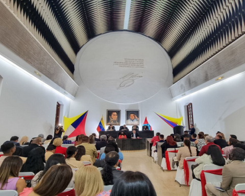 Concejo Municipal de Caracas conmemora Día del Maestro