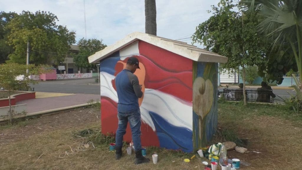 The muralist Luis Castillo began this Friday the reconstruction of the image of the patrician Juan Pablo Duarte that had been distorted in the Pedernales park.
