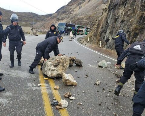 National Police releases the Central Highway after protesters decided to march to Lima (VIDEO)