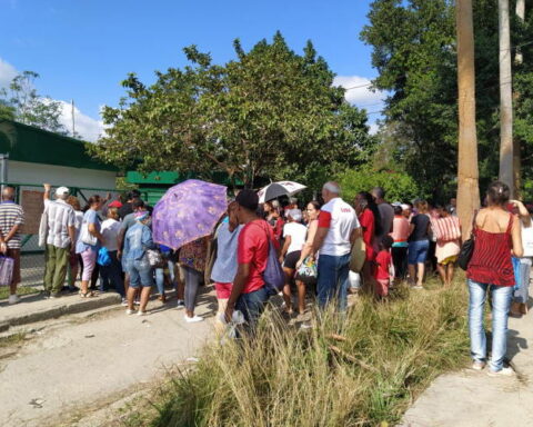 Cola, colas, cubanos