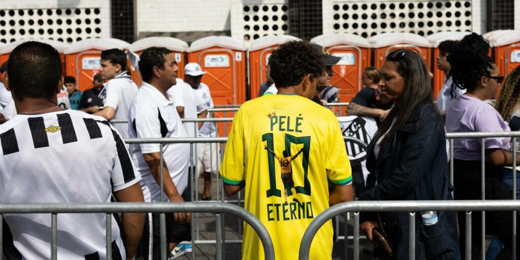 Neymar Jr., represented by his father at Pelé's wake