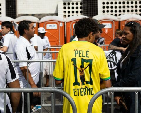 Neymar Jr., represented by his father at Pelé's wake