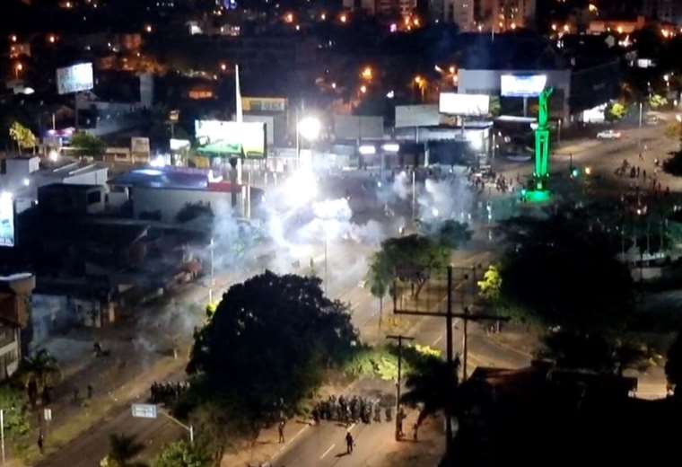 Ninth night of clashes at Christ the Redeemer between protesters and police