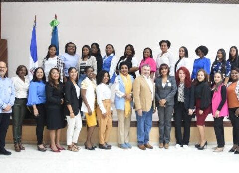 Entregan a 13 hospitales enfermeras especializadas en atención materno-neonatal