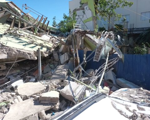 De los dos atrapados en derrumbe en La Vega, autoridades solo han podido contactar a uno