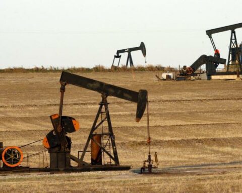 Oil consolidates awaiting news on demand