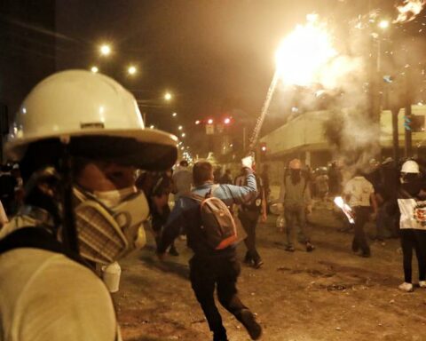 Ombudsman confirms first deceased after clashes in protests in Lima