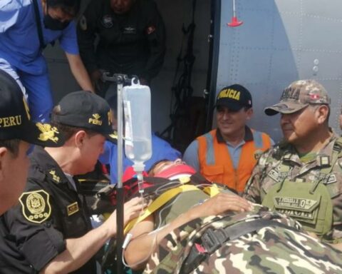 PNP General Commander receives injured police officers during protests in Juliaca