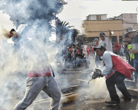 PNP receives 12,000 tear gas grenades from Ecuador to face protests